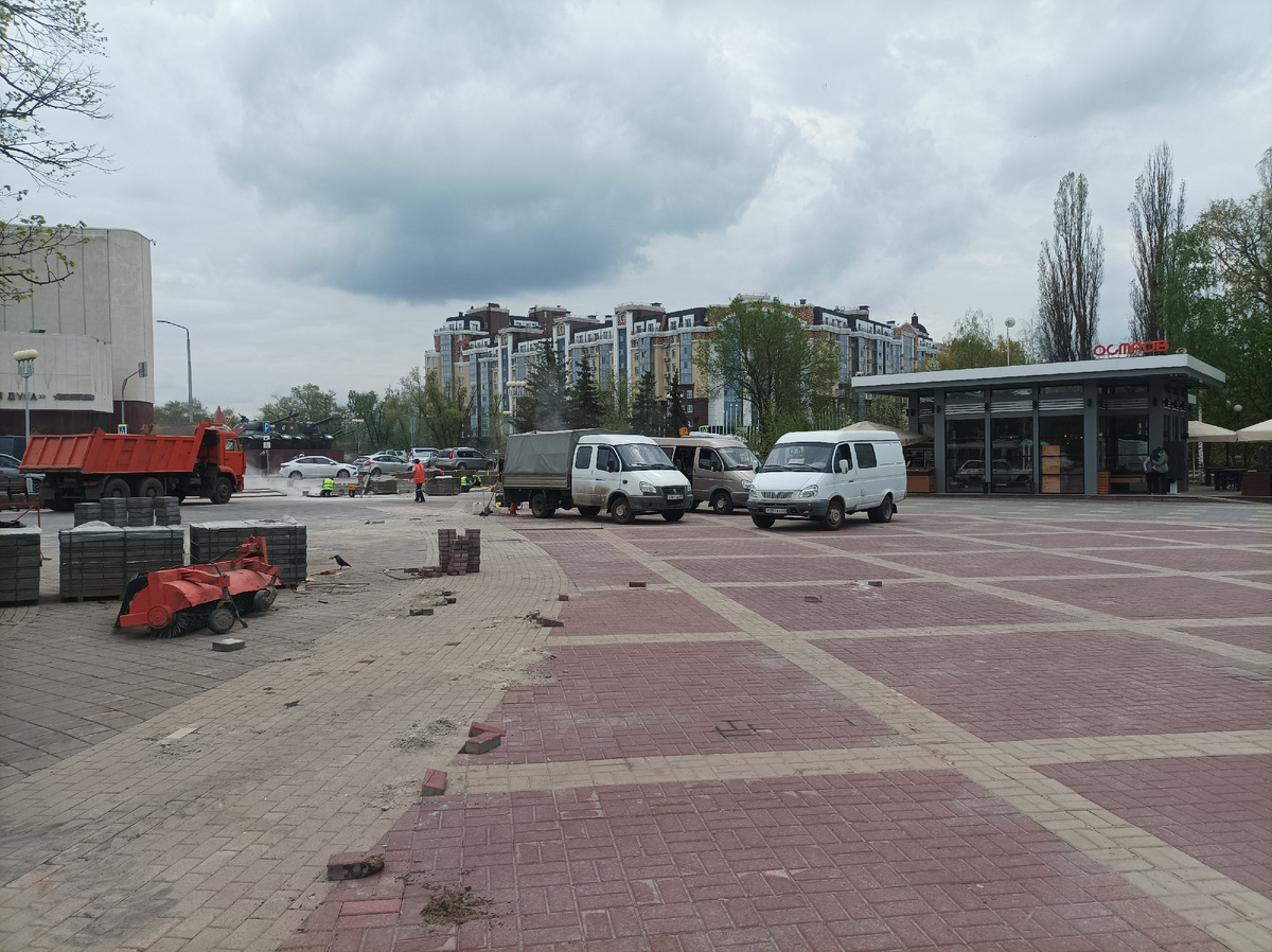 Один из входов в парк. Плитку перекладывают. За машинами единственный мост по которому можно на коляске проехать на дальний берег👉 
