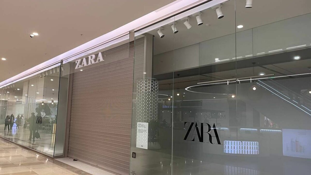     Ушедший, но не до конца, бренд медленно, но верно заползает на прилавки российских торговых центров. Сменив название и обновив коллекцию одежды, экс-ZARA должна была восстать из пепла и во Владивостоке, но что-то не торопится. В отличие от других своих братьев «по несчастью».