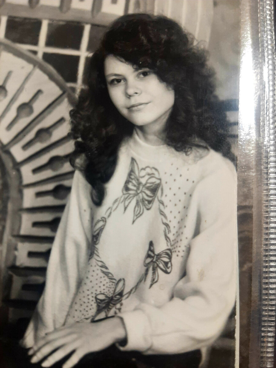 Хорошенькая даже без макияжа, ретуши и фильтров. И при этом  без улыбки. Поза зажатая даже рядом с лучшей подругой