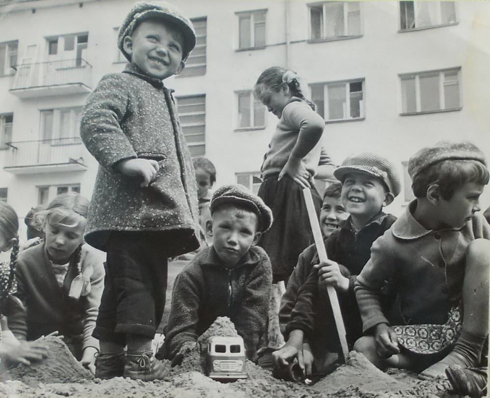Детвора играла. Советские дети во дворе. Советские дети летом. Детвора во дворе. Дворовые мальчишки.