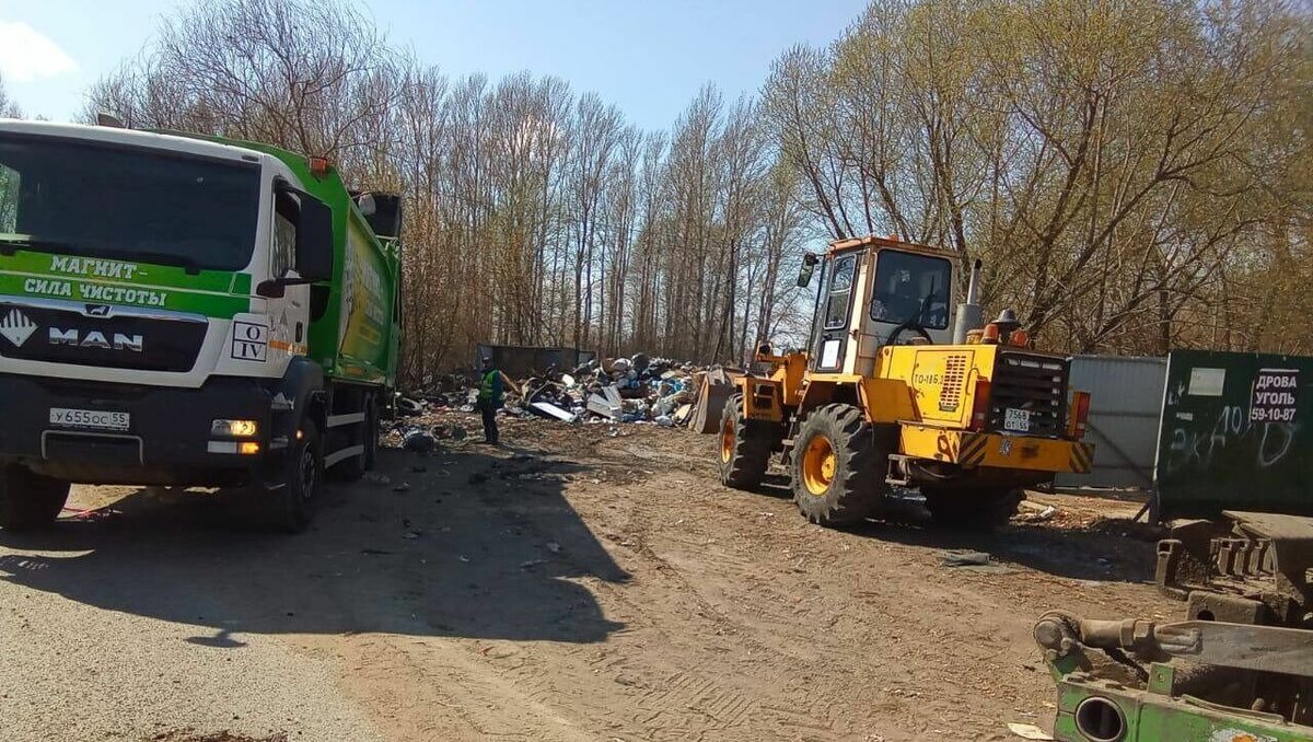     Как утверждают профильные службы, на участках убирают не только мусор после субботников. Сюда выбрасывают покрышки, стройматериалы и прочие отходы.