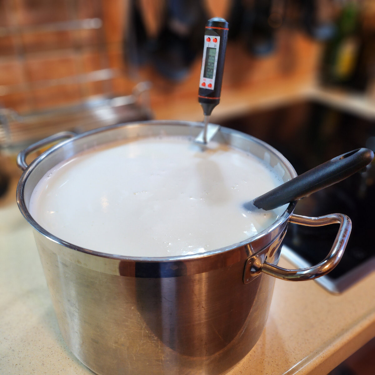 Молоко нагреваем