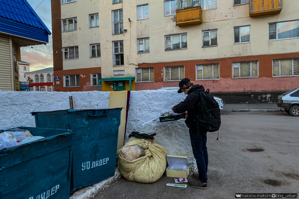 Толпа обедавшая за столами быстро схлынула и мы остались почти одни в зале орфографическая ошибка