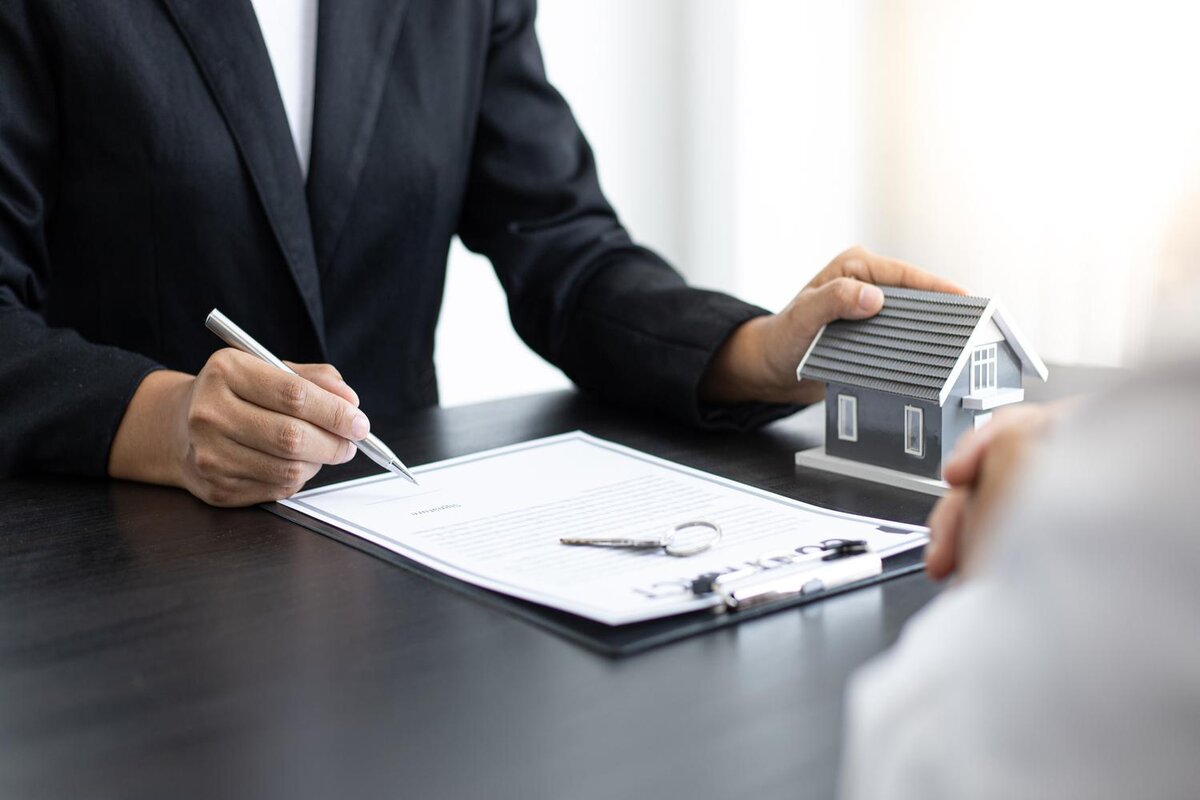    Договор купли-продажи — это соглашение, при котором продавец обязуется передать товар в собственность покупателю, который, в свою очередь, принимает этот товар и платит за него определенную денежную суммуShutterstock