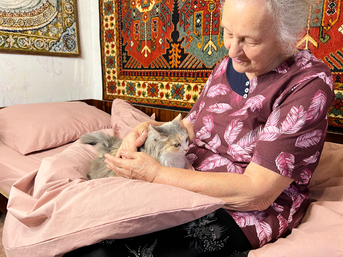 Бабушкина Симка. А наполнитель стоит 126 рублей за пачку 35 литров