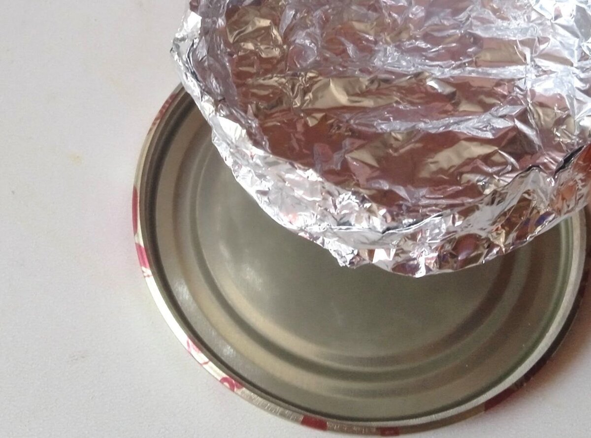Можете сделать тарелочку из фольги, а затем установить ее на жестяную крышку от банки