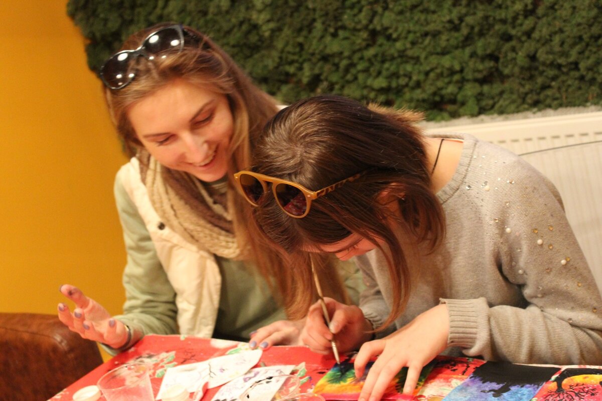 Такой вид терапии широко применяется в разных социальных и возрастных группах. Одной из важных особенностей арт-терапии является полное отсутствие побочных эффектов и противопоказаний. Творчество никак не способно навредить человеку. Напротив – оно вносит гармонию в его психологическое состояние и дарит душевное равновесие.