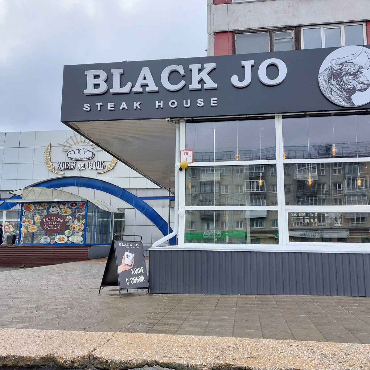 Вот например, по языкам и англо-говорящим вывескам в нашей краевой столице... Да. Это тоже наш дом и наша жизнь. Иностранцев у нас в крае много, но русско-говорящих-то у нас всё же больше! 