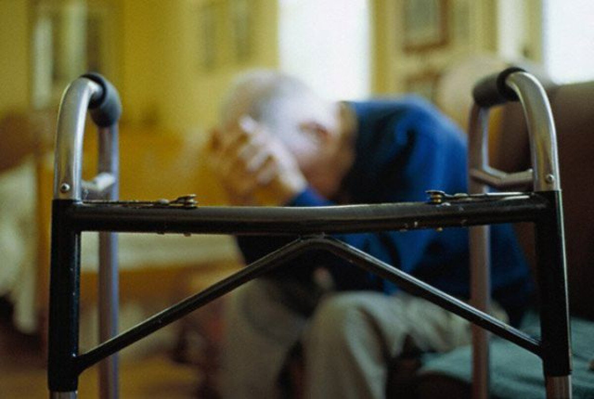 Беспомощный инвалид. Одинокий инвалид. грустный инвалид. одиночество инвалидов. ограбили инвалида.