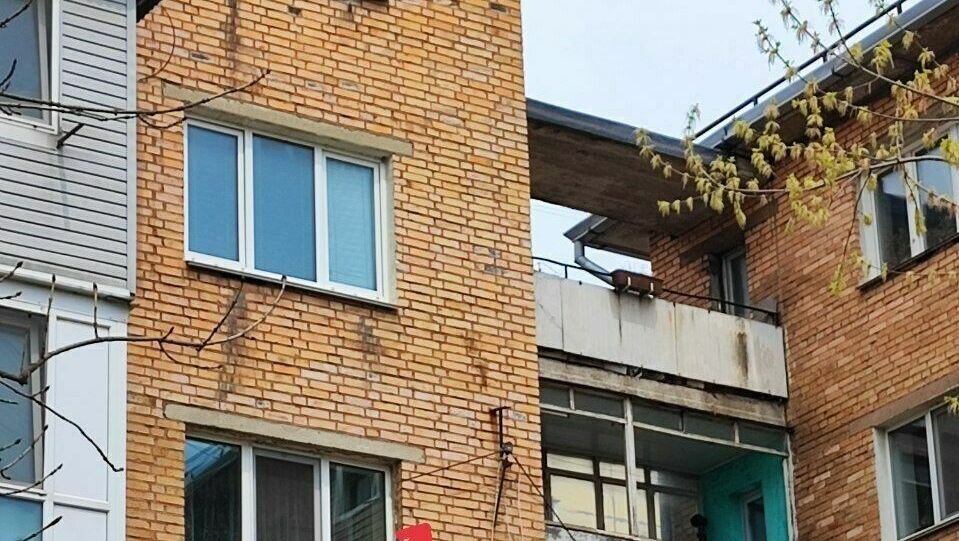     Жители Владивостока негодуют: антенна держится на одном ржавом болту и уже готова упасть людям на голову. Они просят владельцев обратить на это внимание.