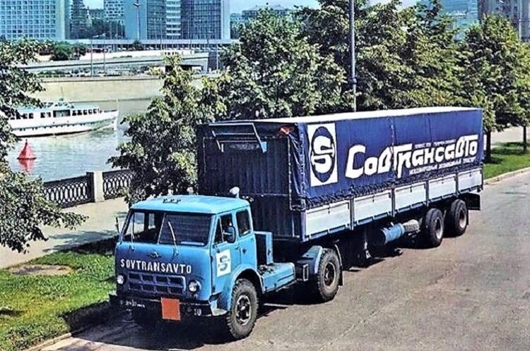 На десятилетия синий и белый цвета стали прочно ассоциироваться с крупнейшим автоперевозчиком Советского Союза, а потом и России.