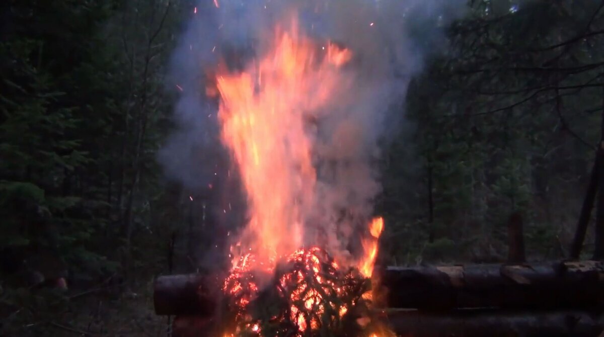 В видео: Костер. Тайга. Пламя. Шалаш лужа в шалаше. О Нодье - костре на ночь. о КОМПЛЕКСЕ КОСТРА И ШАЛАША как совместить, чтоб было тепло. Какую роль играет козырек в Шалаше. Красиво выглядит дым в Тайге. Готовимся ко сну в тайге в Шалаше с костром - в следующей части