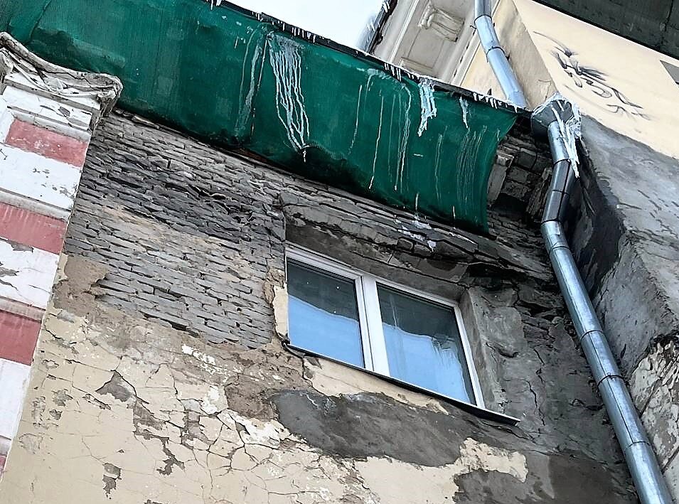 Надзорные органы заинтересовались разрушающимся домом-памятником в Йошкар-Оле. Накануне кирпичи упали со стены над окном на 3 этаже жилого здания на улице Волкова, 164.