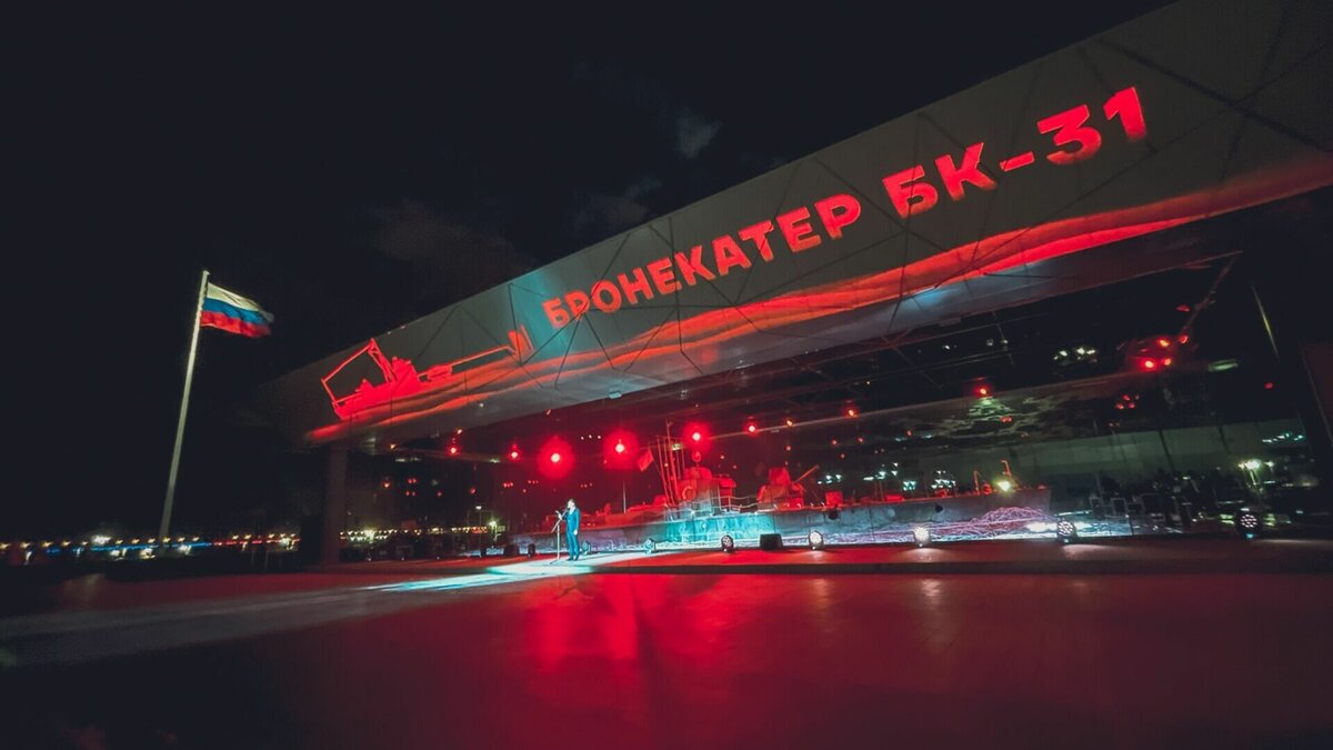     В Волгограде 7 мая начались показы световых шоу в честь Дня Победы. В этом году, помимо аудиовизуального представления на Мамаевом кургане, показы также проходят на фасаде музейного павильона «Бронекатер БК-31» на центральной набережной.