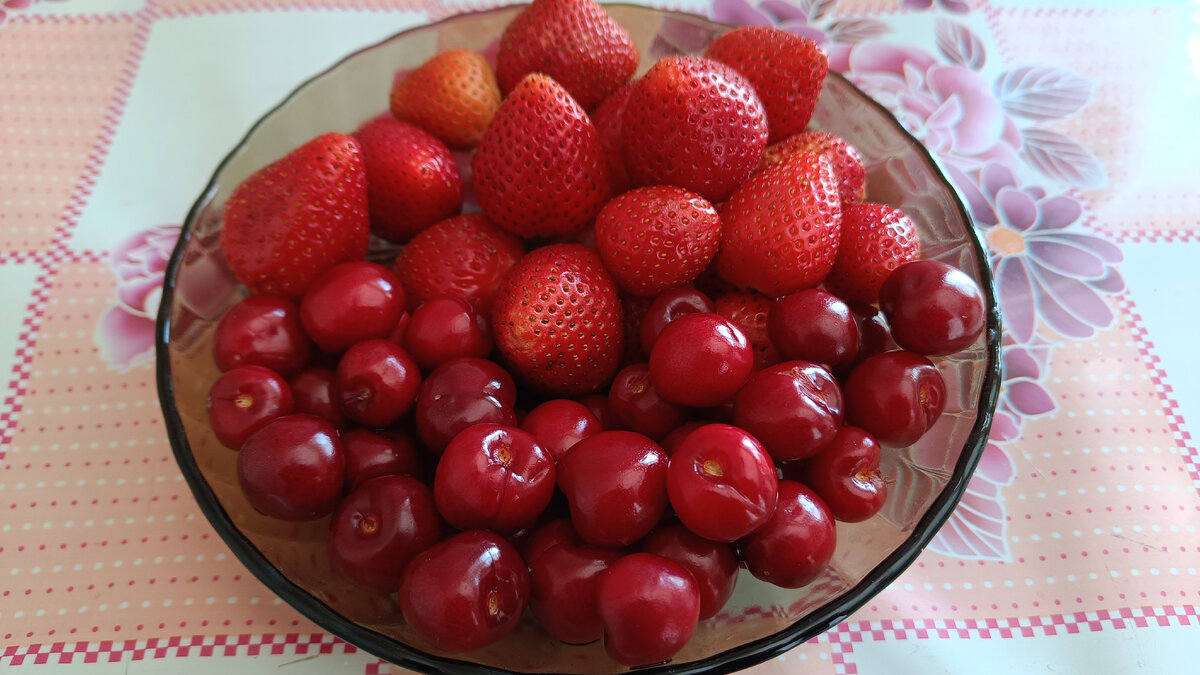 Одно радует и согревает в магазины начали привозить ягоды клубники и черешни. Этот аромат от этих ягод напоминает лето, которая уже не за горами.