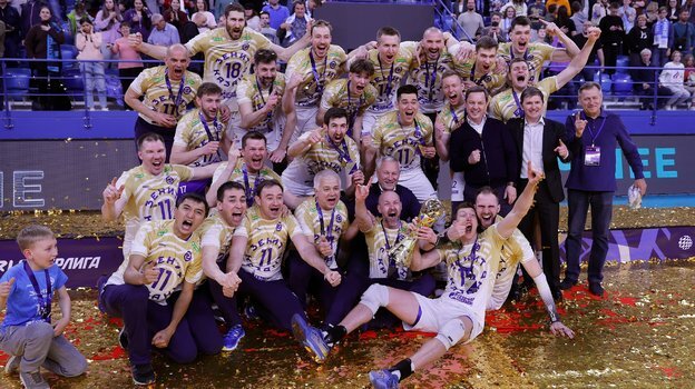    Игроки и тренеры «Зенита» с кубком.vk.com/volleyzenit