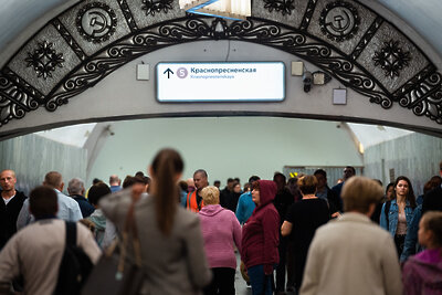    Люди в московском метро на станции "Баррикадная" Таганско-Краснопресненской (фиолетовой) линии метро летом около перехода на станцию "Краснопресненская" кольцевой линии ©Александр Манзюк РИАМО