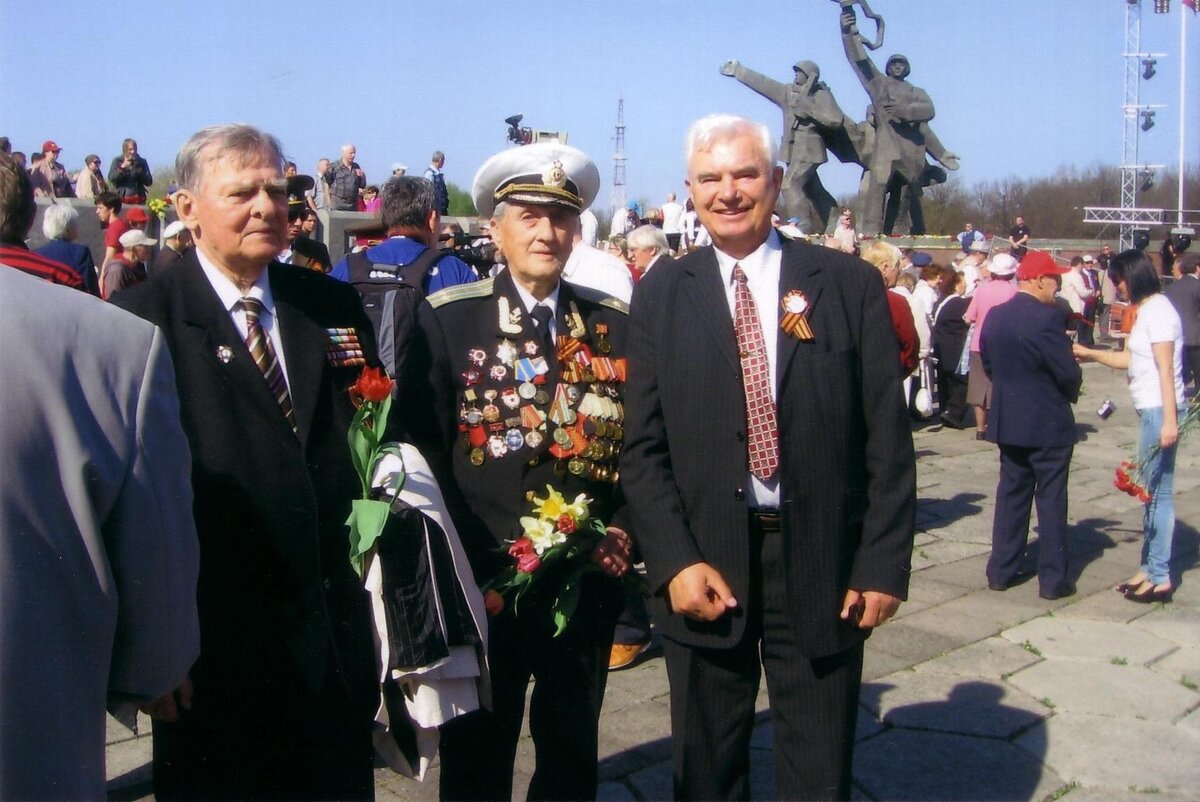 В Риге, в Парке Победы: участник Парада Победы в Москве в 1945 году, подполковник военно-морских сил Николай Ильинков (в центре). Памятник воинам Красной армии, освобождавшим столицу Латвии, еще на месте. Фото автора.