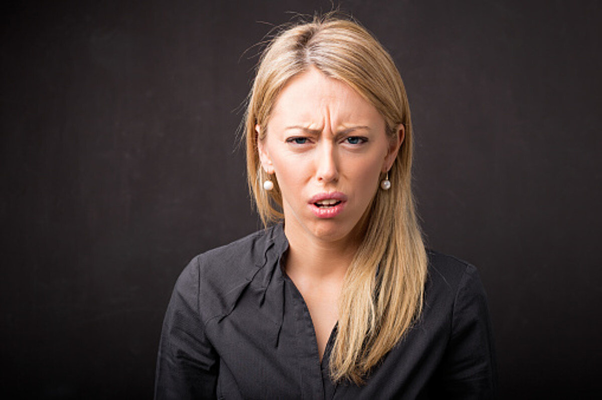 Девушка возмущена. Удивленное лицо женщины. Недовольная девушка. Очень возмущена. Рассерженная девушка.