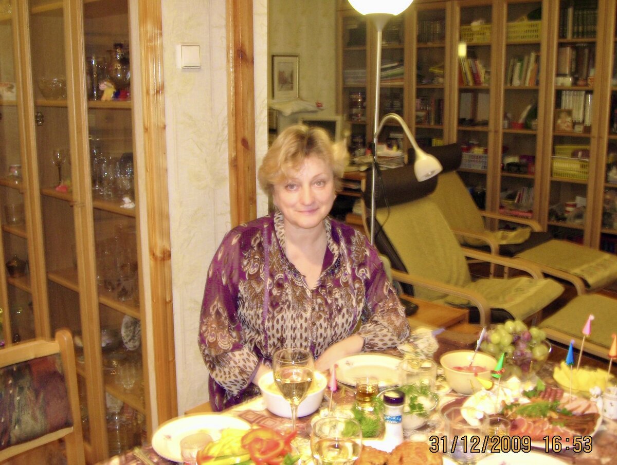 Вон они, справа за моей спиной. А дату видите? Год 2009