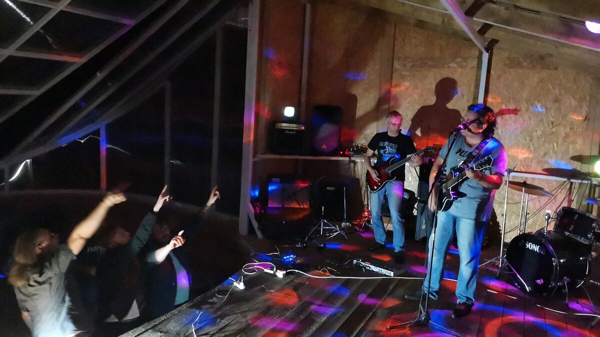 Мы колбасимся, пока нереалы жгут)) Потом поменяемся местами - рок, он такой!