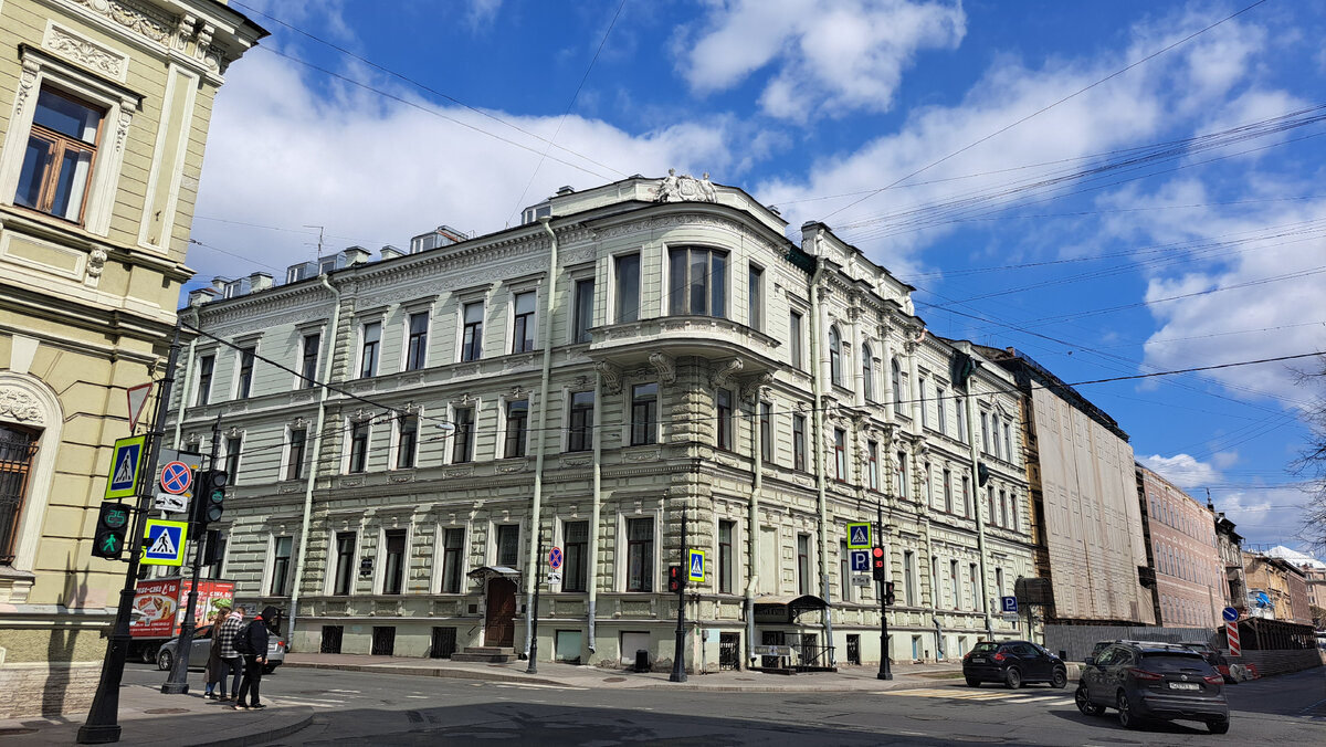 В центре Санкт -Петербурга рядом с Исаакиевской площадью в историческом особняке на пересечении Большой Морской улицы и Почтамтского переулка находится интересное место- галерея авторских  кукол.