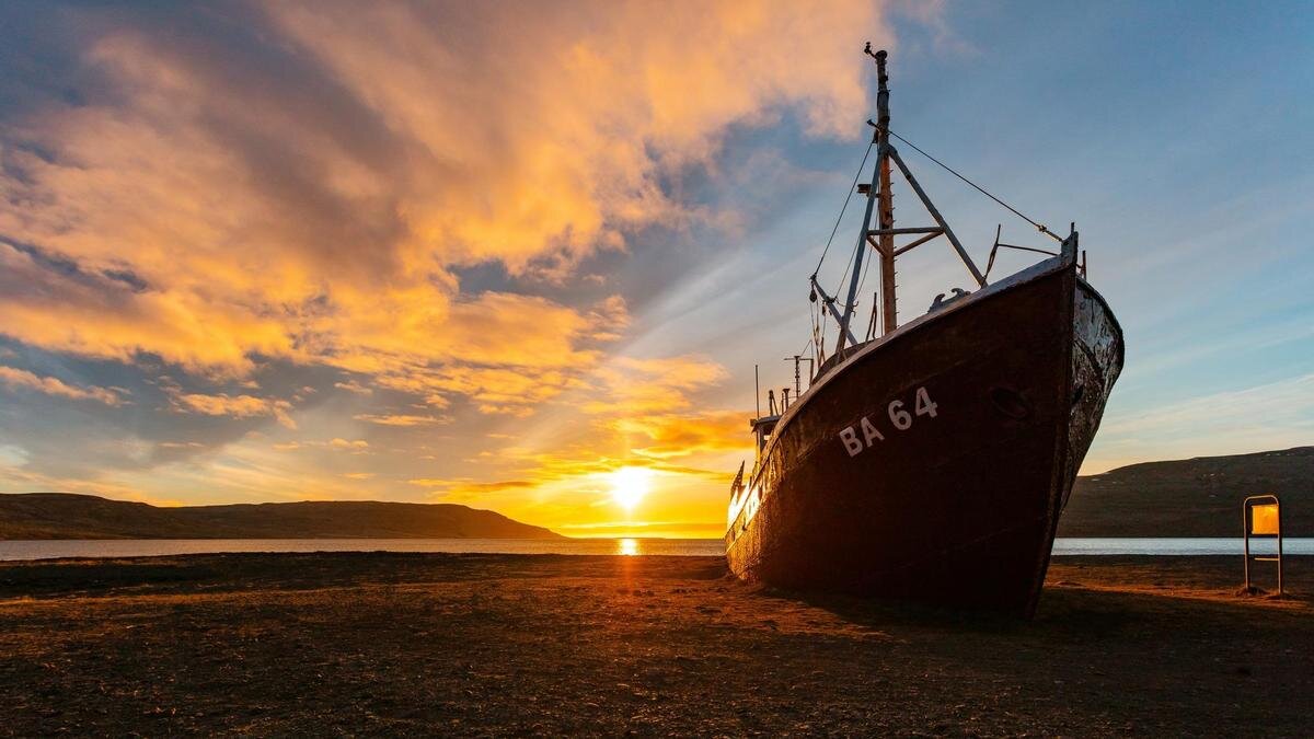   Корабль на фоне заката:Freepik