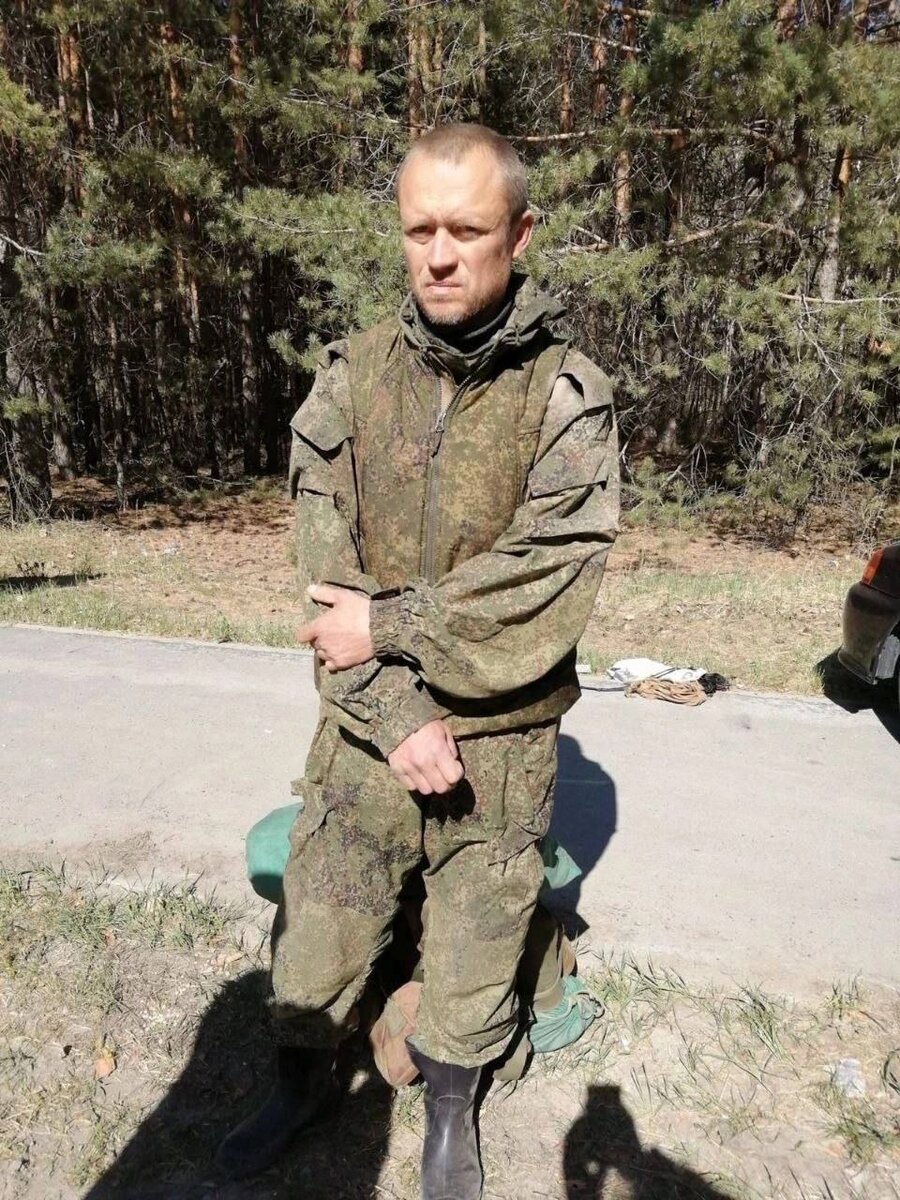 Человек, которого привязали к дереву