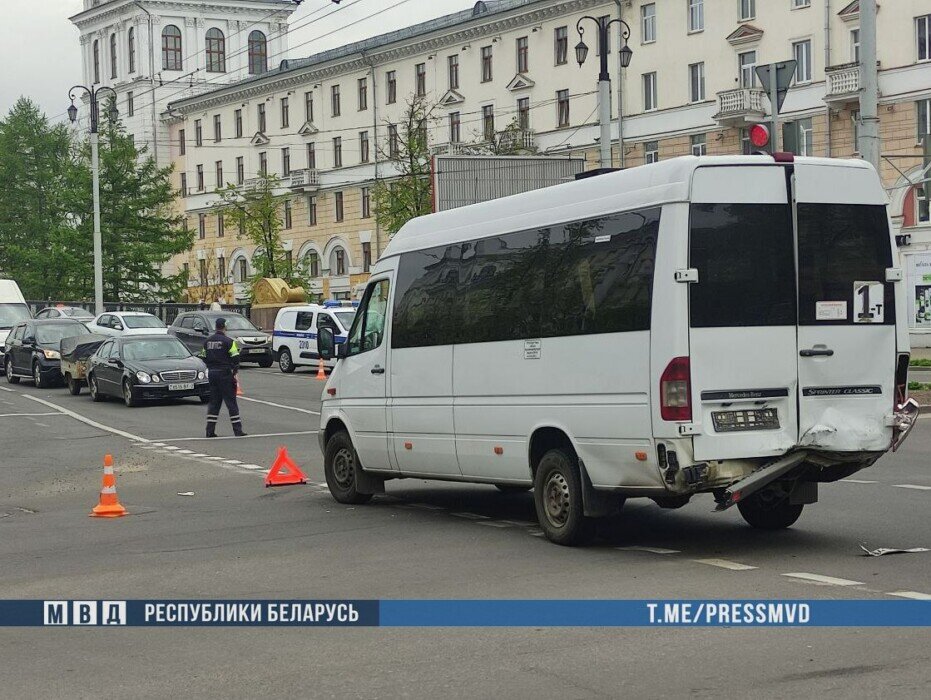 В Витебске пассажиры маршрутки попали в больницу после столкновения с кроссовером — Фото