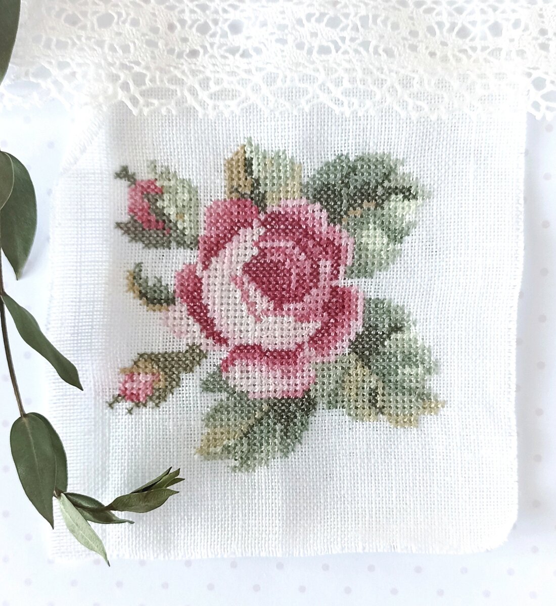 Приглушённые оттенки мулине создают эффект старины