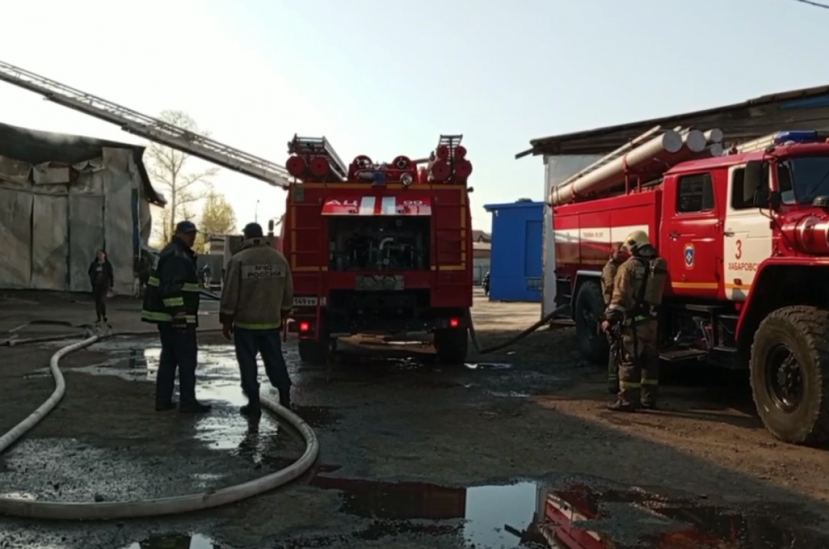 В Хабаровске горел склад с пиломатериалами площадью 2 тысячи кв. м ...
