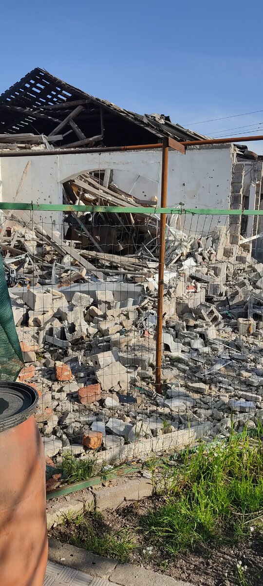 Это дом нашего соседа, если не ошибаюсь ему тоже пришёл отказ ((((