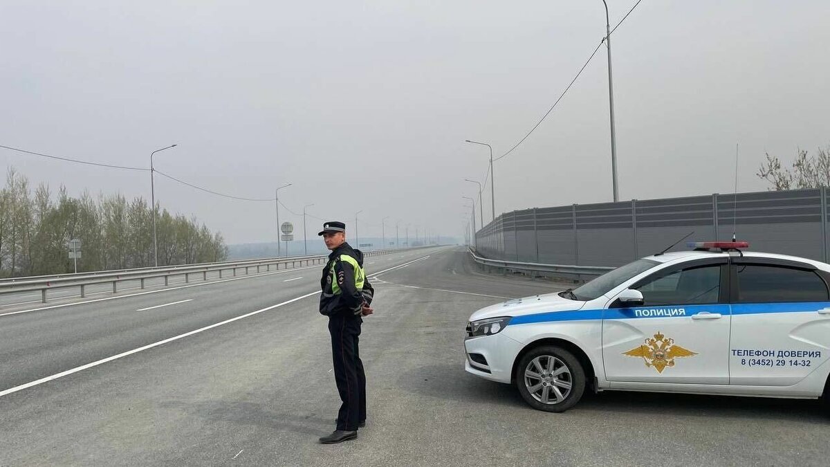     Автопатруль ГИБДД несет службу в Ярковском районе. На 119-м километре федеральной трассы Тюмень — Ханты-Мансийск отмечено небольшое задымление.