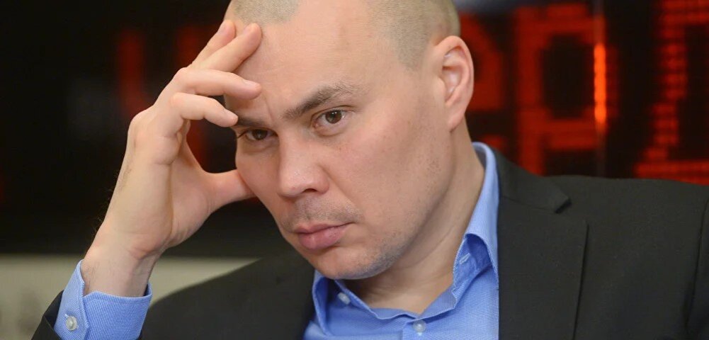 "Куда же подевалась наша хваленая военная техника?" - журналист Медведев не побоялся адресовать этот вопрос властям
