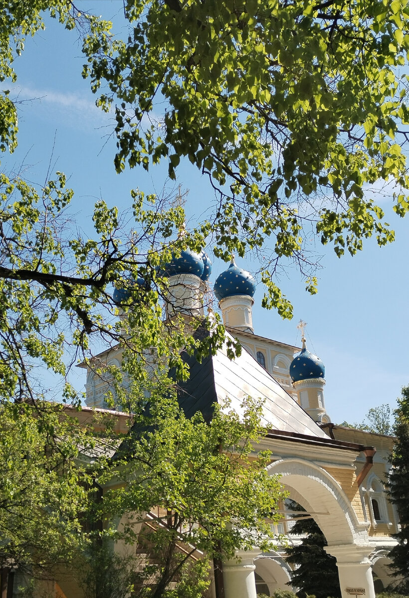 Старинная церковь, храм Казанской иконы Божьей матери. Совершенно воздушная!