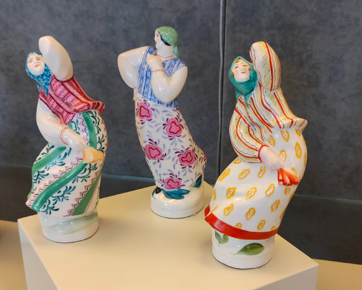 "Плясуньи" Натальи Данько. Фото автора из Всероссийского музея декоративного искусства 