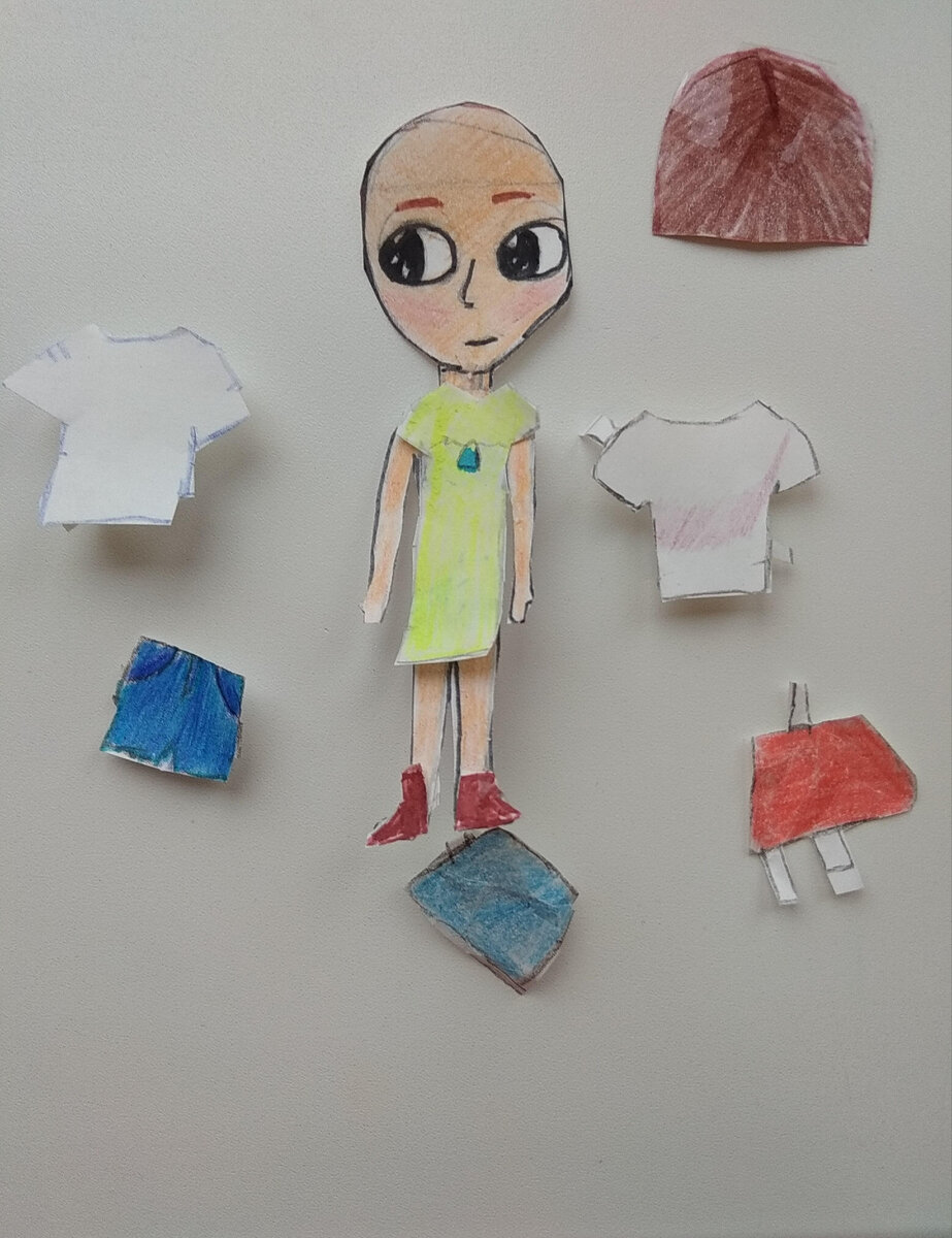 Эту бумажную куклу с одёжками сделала Лаура, в первый месяц лечения... Нашла это фото, перебирая архив в Гугл