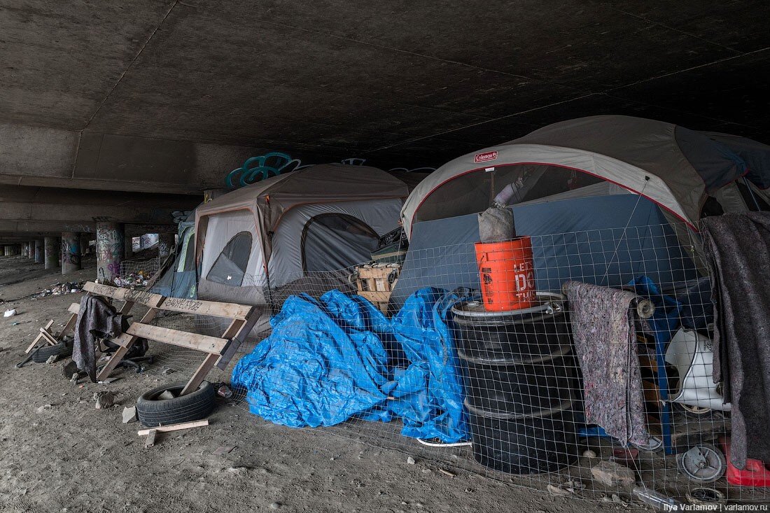 Бомжи в палатке. Палаточный лагерь бездомных в США. Палаточный домик бомжей в Америке. Американские бездомные в палатках.