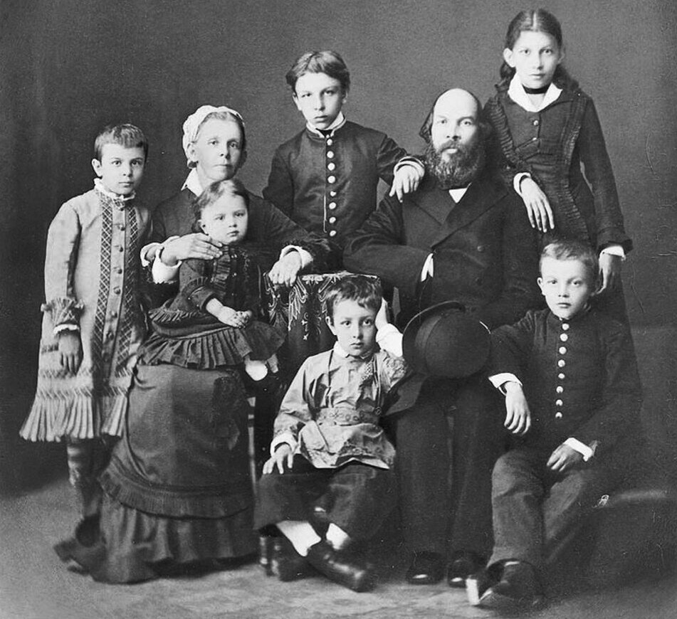 Семья Ульяновых. Слева направо Ольга, Мария Александровна с дочерью Марией, Александр, Илья Николаевич, Анна. В середине фотографии Дмитрий. Володя крайний справа