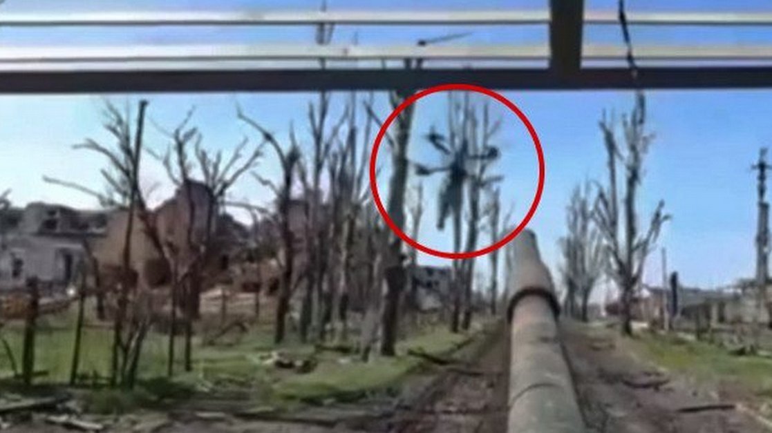 Момент прилёта дрона-камикадзе в танк. Скриншот видео телеграм-канала "Военкоры Русской весны"