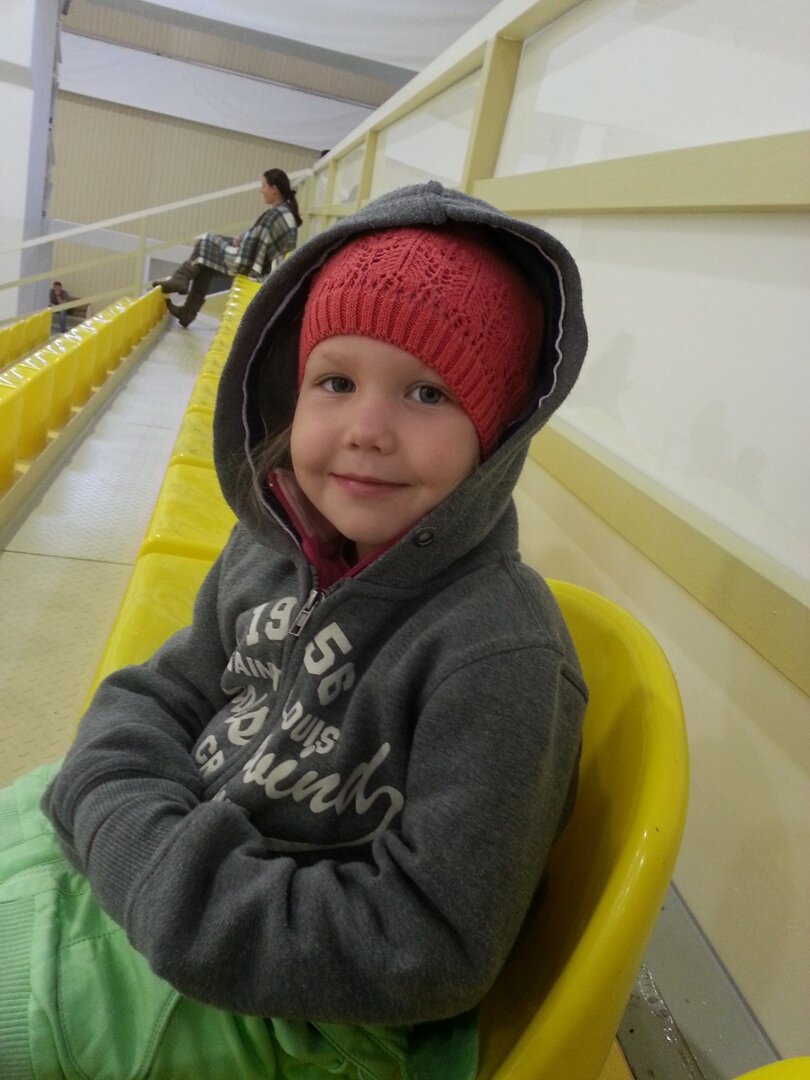 В кофте брата. Пока он на льду