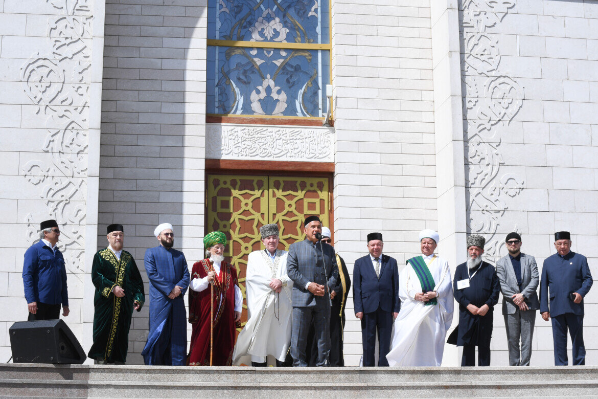 ​Торжественная часть «Изге Болгар жыены» в этом году прошла на фоне здания Памятного знака, где хранится самый большой Коран. Фото: rais.tatarstan.ru