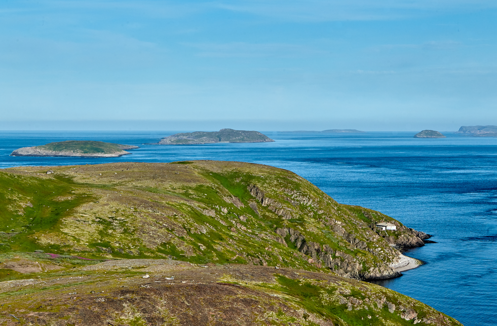Семь островов. На переднем плане остров Харлов. Фото: Олег Першин