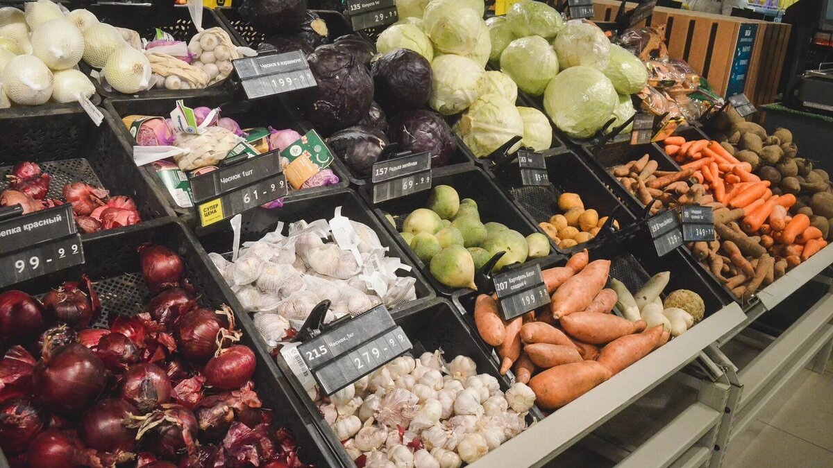     Огурцы дорожают, а картошка дешевеет. Что происходит с ценами на продукты.