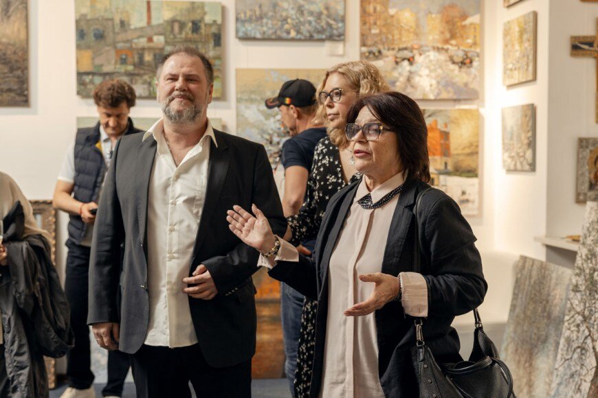 Киновед Ирина Павлова и художник Дмитрий Кустанович в Галерее Кустановича