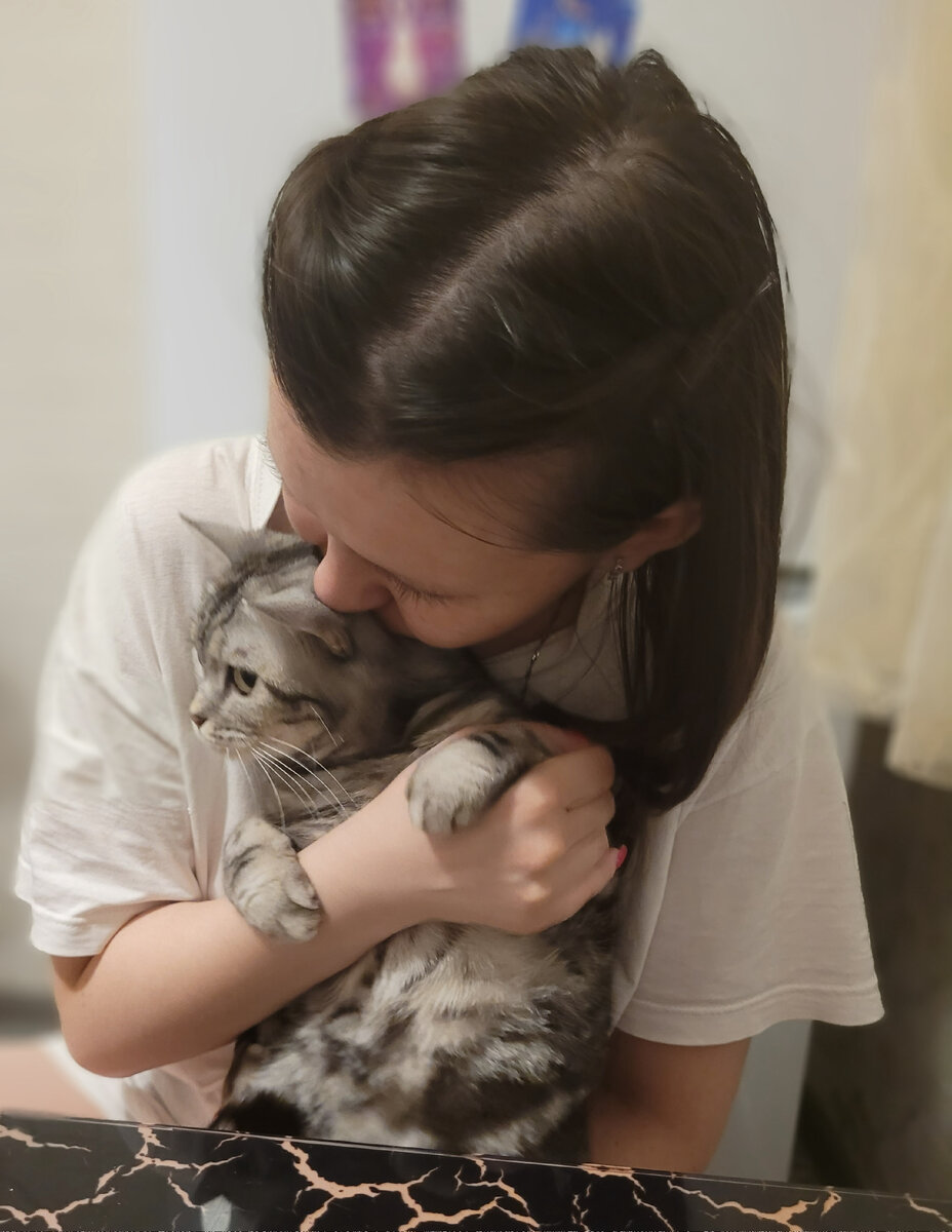 Так же обнимает как и девушка ее)