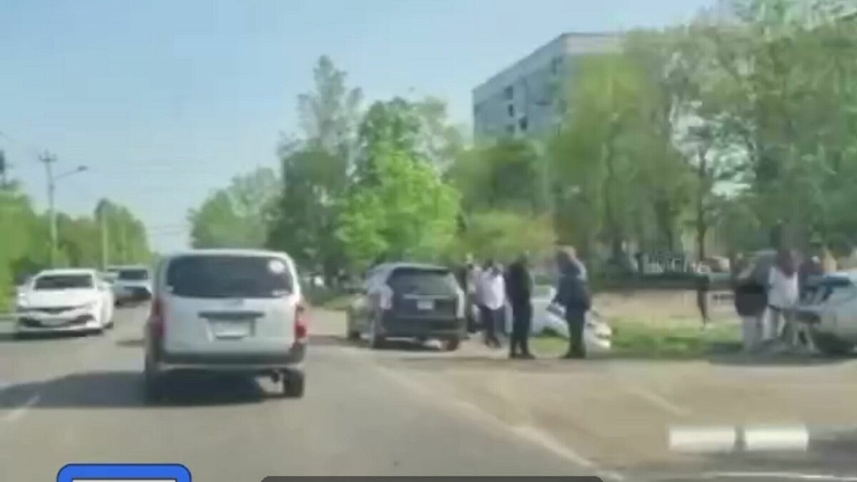     В Уссурийске на улице Воровского автомобиль на полном ходу вылетел с дороги. Примечательно, что это даже не трасса — судя по всему, обычная городская проезжая часть.