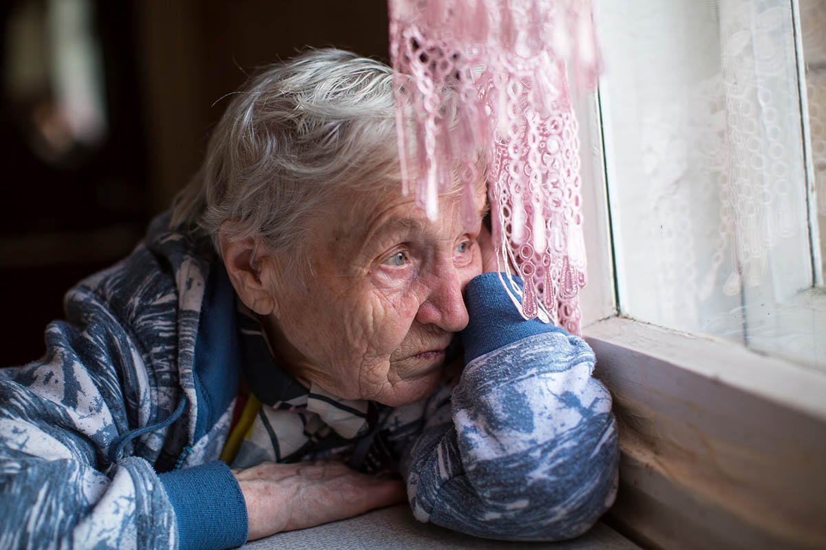 Бабушки устают. Одиночество пожилых людей. Пенсионер плачет. Одинокий пожилой человек. Старушка в доме.