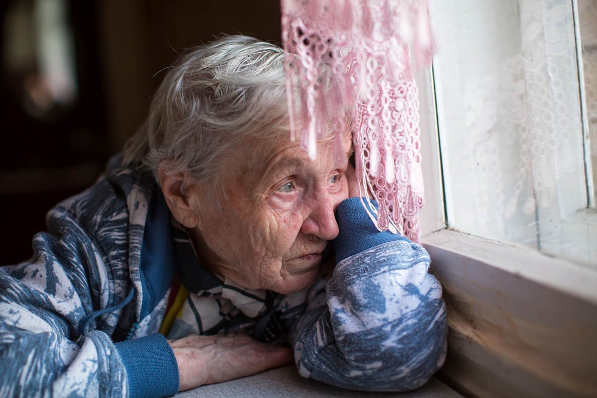 В комнату вошла бабушка. Старушка в доме. Старость в одиночестве. Одиночество пожилых людей. Одинокие пенсионеры.