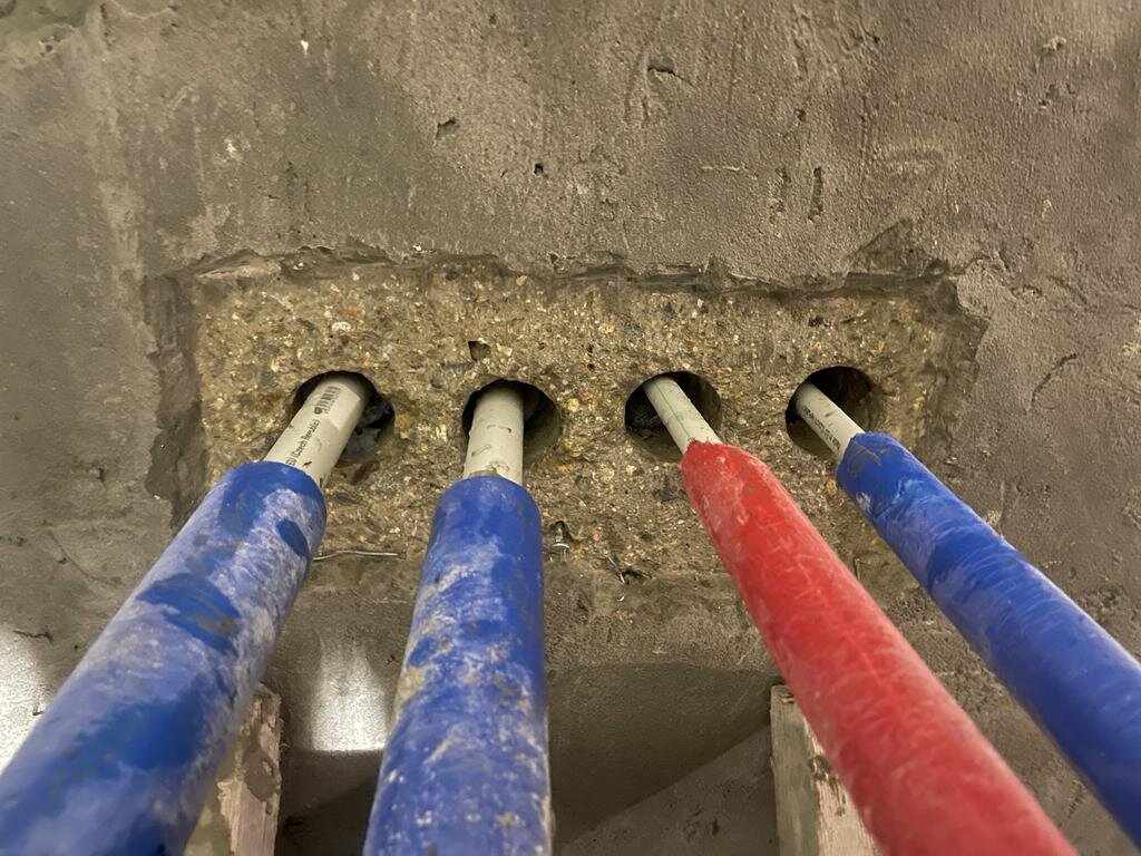 Первым этапом происходит зачистка до чистого бетона.